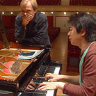 Steinway technician Stefan Knüpfer discusses the piano with Lang Lang in the new documentary Pianomania.