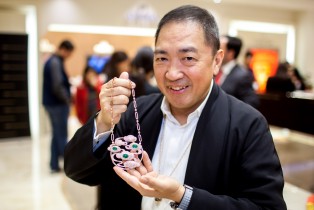 Qeelin co-founder Dennis Chan showcases one of his top pieces during the unveiling of Qeelin Collections and Chinese New Year Festivities at CH Premier Jewelers in the Westfield Shopping Center in Santa Clara, Calif., on Feb. 20. (Christian Lambert for Epoch Times)