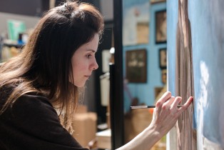 Artist Elizabeth Beard paints her self portrait at the Grand Central Atelier in Long Island City, New York, on March 10, 2016. (Benjamin Chasteen/Epoch Times)