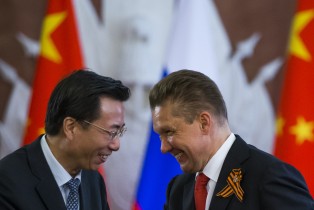 Wang Dongjin (L), vice president of China National Petroleum Corporation (CNPC), and Alexei Miller, CEO of Russian natural gas giant Gazprom at a bilateral ceremony in Moscow on May 8, 2015. (AP Photo/Alexander Zemlianichenko)