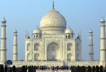 Tourists stand in front of the historic Taj Mahal in Agra January 17, 2009. REUTERS/Vijay Mathur/Files