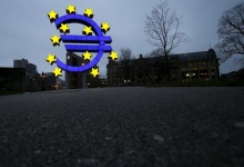 The famous euro sign landmark is pictured outside the former headquarters of the European Central Bank in Frankfurt, Germany, January 19, 2016.    REUTERS/Kai Pfaffenbach 