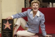 Award-winning actress Patty Duke poses for photographers following an unveiling ceremony, honoring her with the 2,260th star on the Hollywood Walk of Fame in Los Angeles, California August, 17, 2004. REUTERS/Jim Ruymen/Files