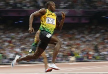 Jamaica's Usain Bolt runs and heads for the victory in the men's 200m final during the London 2012 Olympic Games at the Olympic Stadium August 9, 2012.    REUTERS/Stefano Rellandini 