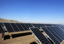 Solar panels of local mining company CAP are seen in the Atacama Desert June 5, 2014. REUTERS/Fabian Andres Cambero