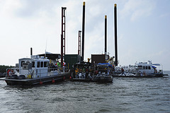 100904-G-9409H-009-Division 10 boom pick-up by Deepwater Horizon Response