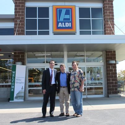 Photo: Mike stands with Northlake Mayor Jeff Sherwin (right) and Kevin Jomant, Manager of Aldi (left).