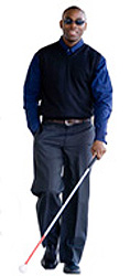 Hombre ciego caminando con bastón