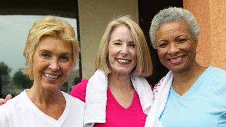 Tres mujeres sonriendo