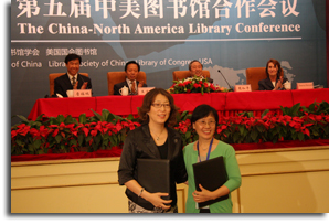 Tang Gengsheng, Secretary General of the Library Society of China (L), and Shuyong Jiang (R), University of Illinois Urbana-Champaign