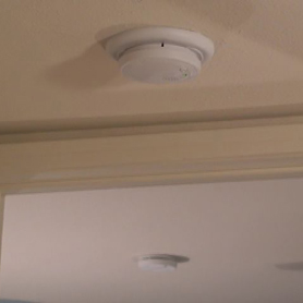 foto de las alarmas de humo dentro y fuera de un dormitorio