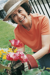 mujer sonriente y de trabajo en un jardín