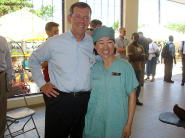 Secretary Mike Leavitt with dentist LCDR Janice Kim at the University Hospital de la Paix in Port-au-Prince, Haiti.
