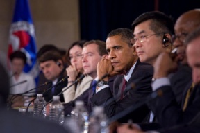 Photo of Medevev, Obama and Locke at table.