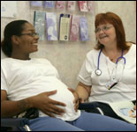 Foto: una profesional de la salud conversando con una mujer embarazada