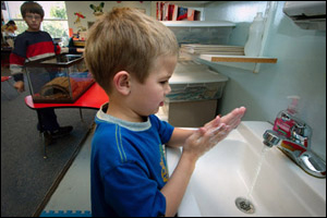 Un niño se lava las manos