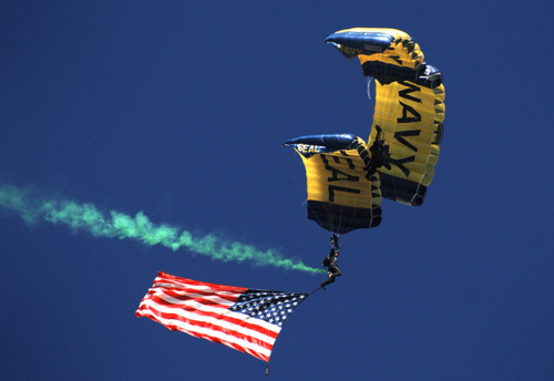 Image description: Members of the U.S. Navy parachute demonstration team, the Leap Frogs, perform at the Albuquerque International Balloon Fiesta during Albuquerque Navy Week 2011.
Photo by U.S. Navy Mass Communication Specialist 1st Class Mark O’Donald