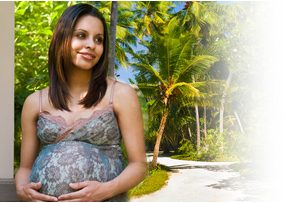 Una mujer embarazada se acaricia su vientre