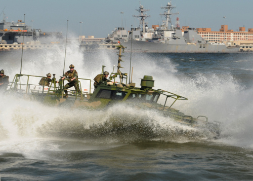 Image description: Sailors conduct maneuvers aboard the Riverine Command Boat at Naval Station Norfolk. The Riverine Command Boat is powered by an alternative fuel blend of 50 percent algae-based and 50 percent NATO F-76 fuels to support the secretary of the Navy&#8217;s efforts to reduce total energy consumption on naval ships.
Photo by Mass Communication Specialist 3rd Class William Jamieson/U.S. Navy
