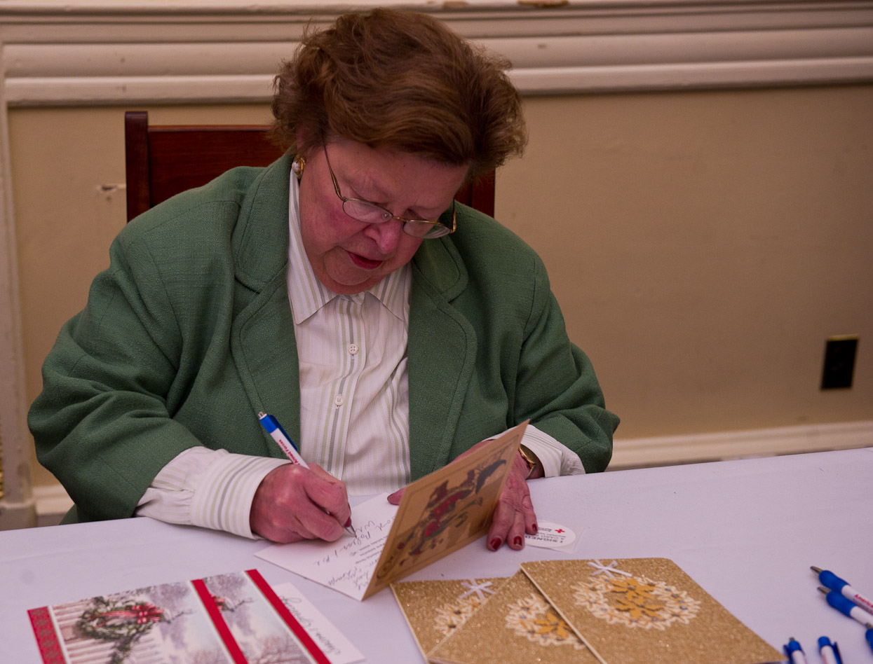 Mikulski Signs Holiday Cards for Troops