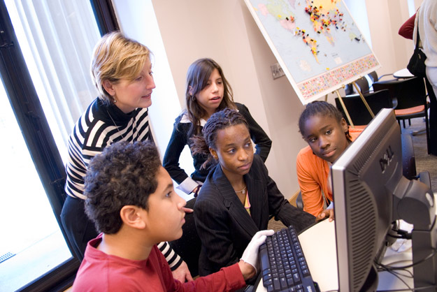 photo of students in the learning lab