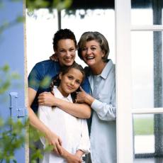 Fotografía representando tres generaciones de mujeres