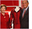 Image of Heart Truth Founding Ambassador Laura Bush with Oscar de la Renta.