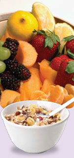 Un desayuno saludable: una taza de cereal integral con leche sin grasa y frutas frescas