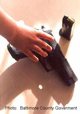 Fotografía de una mano agarrando un arma