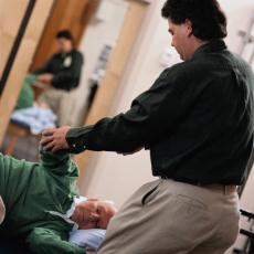 Fotografía de un hombre recibiendo fisioterapia