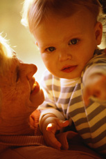 Fotografía de una abuela y un recién nacido