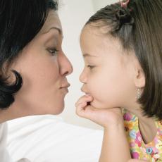 Fotografía de una madre y su hija pequeña