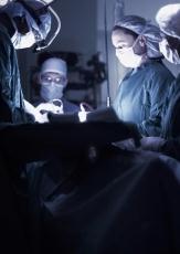 Fotografía de doctores realizando una operación