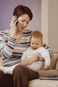 mujer con un bebé mientras está en el teléfono