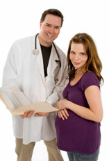 Médico con una mujer embarazada