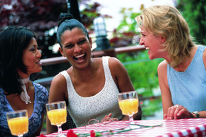 un grupo de tres mujeres riendo