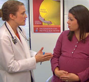 Médico hablando con una embarazada