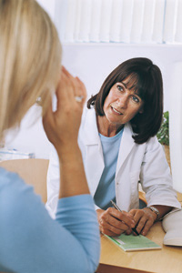 Una mujer hablando con su médico