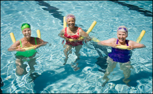 fotografía de mujeres haciendo ejercicio en una piscina