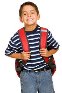 niño hispano con mochila de la escuela