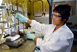 Mujer trabajando en un laboratorio