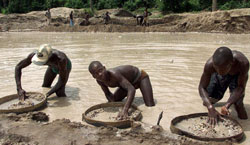 Diamond prospectors sift through the earth in the Corbert mine in Waiima, Sierra Leone. [© AP Images]