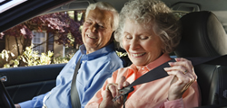 Photo: Female driver putting on a seatbelt