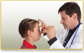 un doctor le revisa los ojos a un niño