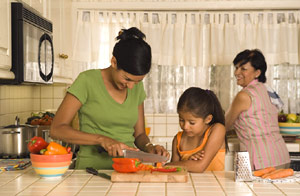 foto de familia preparando la comida