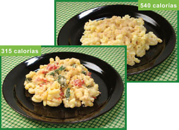 foto de dos versiones de macarrones con queso, una con 540 calorías y otra con 315 calorías