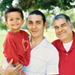 Un abuelo con su hijo y su nieto