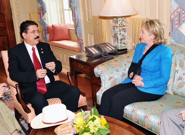 Date: 07/07/2009 Description: Secretary Clinton holds talks with Honduran President Manuel Zelaya at the State Department.   © State Department photo by Michael Gross