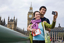 Photo: Couple taking pictures in London