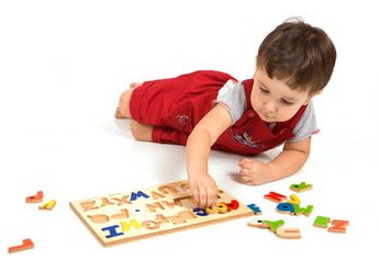 Foto: un niño jugando con un rompecabezas